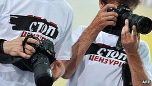 Stop Censorship! journalists at Yanukovych press conference, 4 Jun 10
