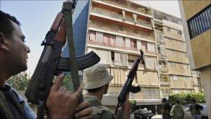 Gunmen from the Amal movement prepare to take a building occupied by government supporters (9 May 2008)