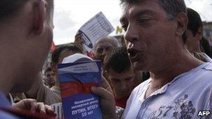 Russian opposition figure Boris Nemtsov (right) confronts a policeman in Moscow, 31 July