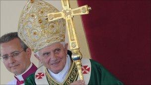 Pope Benedict XVI celebrates the Holy mass on Garibaldi square in Sulmona on July 4, 2010