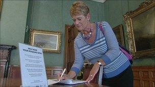 Museum visitor signs petition