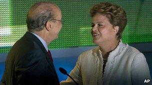 Jose Serra and Dilma Rousseff shake hands after the debate in Sao Paulo (5 August 2010)