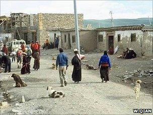 Street in Tibetan settlement (Image: Wang Qian)