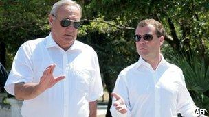 Abkhazian leader Sergei Bagapsh (l) and Russian President Dmitry Medvedev (r)