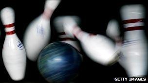 Ten pin bowling