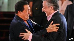 Hugo Chavez (L) greets Unasur's Nestor Kirchner in Caracas, 5 August