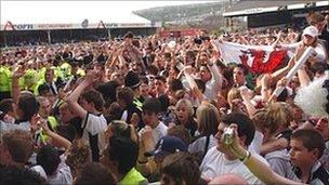 Fans at final Vetch game in 2005