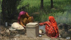 Flood survivors camp on the outskirts of Sukkur 11 Aug 2010