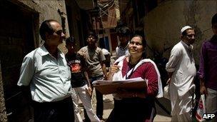 Indian census official chats to a resident in Delhi on 11 May 2010