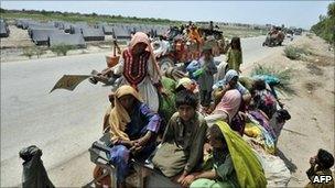 Pakistani flood victims arrive at a tent city near Sukkur, Sindh province (13 August 2010)