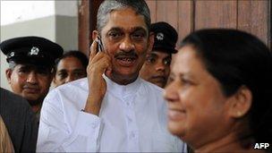 Sarath Fonseka leaves a court in Colombo (29 July 2010)