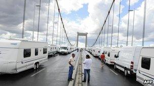 Traveller minorities blocking bridge near Bordeaux - 15 August 2010