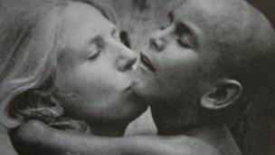 Nancy Wexler holds a child in Barranquitas - archive photo from the 1980s