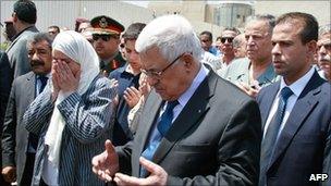 Mahmoud Abbas attends the funeral of Amin al-Hindi in Ramallah (18 August 2010)