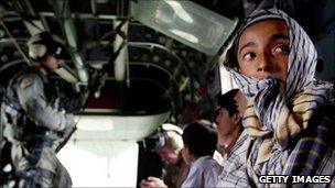 Pakistani flood victims in a US helicopter, 17/08