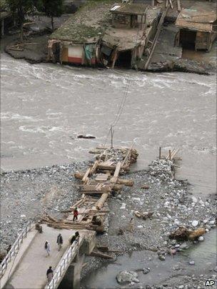 Wrecked bridge in Kalam, 17/08