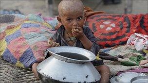 Young flood victim receives food aid in Sukkur, Sindh 20 Aug 2010