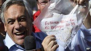 President Pinera waving miners' note