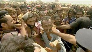 Fighting for aid in Sukkur