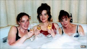 Three Neighbours actresses drink champagne in bubbly tub, 2000