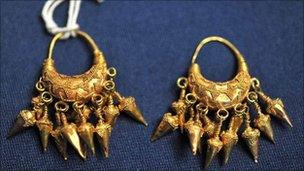 Neo-Assyrian gold earring returned to the US (Image: US Immigration and Customs)