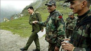 Indian and Chinese soldiers at Nathu La