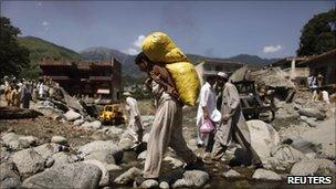 People begin to rebuild their homes in the Swat valley (27 August 2010)