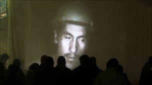 Families watch miners on video in Copiapo, 27/08