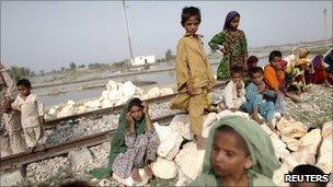 Child flood victims near Sukkur, Sindh province, 31 August 2010