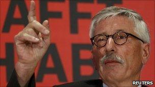 Thilo Sarrazin at a news conference in Berlin to launch his book Deutschland Schafft Sich Ab (Germany Abolishes Itself) - 30 August 2010