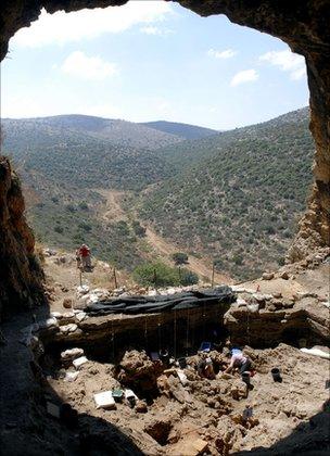 Hilazon Tachtit cave (Munro)