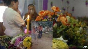 Funeral in Honduras of a migrant killed in Mexico (2 Sep 2010)