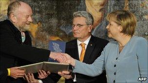 Kurt Westergaard (left) with Chancellor Merkel and German politician Joachim Gauck (centre)