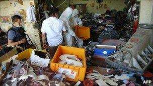 Police search the shoe factory in San Pedro Sula. 8 Sept 2010