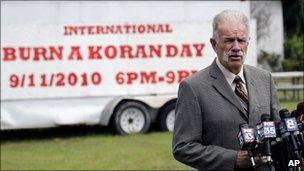 Pastor Terry Jones speaks to reporters. 8 Sept 2010