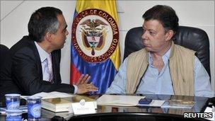 Colombian Defence Minister Rodrigo Rivera (L) speaks with President Juan Manuel Santos (10 September 2010)