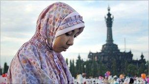 Women at prayer for Eid festival, Jakarta - 10 September 2010