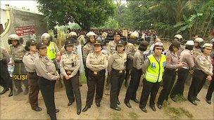 Christians in Bekasi hold a mass, guarded by police - September 2010