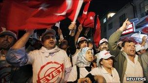 Supporters of the 'Yes' vote in Istanbul (12 September 2010)