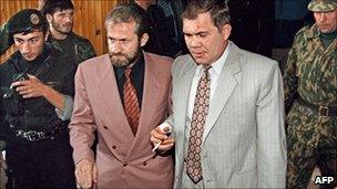 Akhmed Zakayev (left) with Russian negotiator Gen Alexander Lebed in Stariye Atagi, Chechnya, 1 September 1996