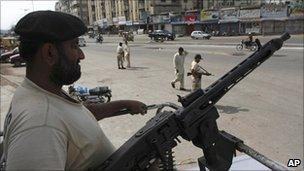 Paramilitary police patrol the streets of Karachi (17 September 2010)