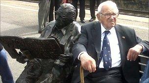 Statue and Sir Nicholas Winton