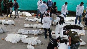 Police and security forces inspect the bodies of suspected Farc rebels, Puerto Asis (19 Sep 2010)