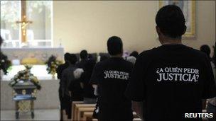 Mourners at the funeral of Luis Carlos Santiago (18 Sep 2010)