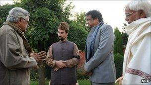 Kashmiri separatist leader Mirwaiz Umar Farooq (2nd from left) meets members of delegation of Indian MPs at his residence in Srinagar in Indian-administered Kashmir - 20 September 2010