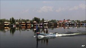 Paramilitary soldiers patrol Dal Lake