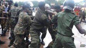 Guinea soldiers arresting protesters 28 September 2009