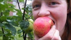 Lusi Alderslowe eating an apple