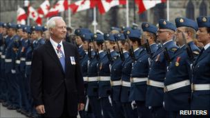 David Johnston inspects Canadian troops