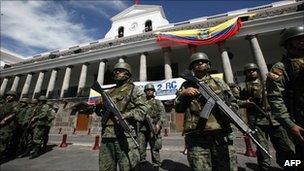 Soldiers guard the presidential palace in Quito (1 October 2010)